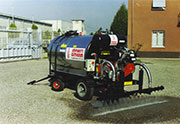 Emulsion and bitumen towed spraying machine, capacity from 1,000 to 2,000 litres.