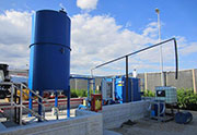 Installation pour la production dmulsion cationique et anionique, capacit 5.000 lt, avec silos de stockage  de 10.000 lt et bras de chargement.